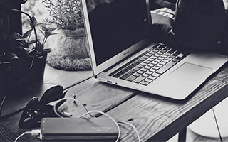 巨大失误！胜利门将远距离出击被断球，奎尼奥内斯轻松破空门